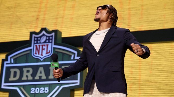 Jonathan Taylor habla durante la segunda ronda del Draft de la NFL de 2025 en Lambeau Field el 25 de abril de 2025 en Green Bay, Wisconsin.