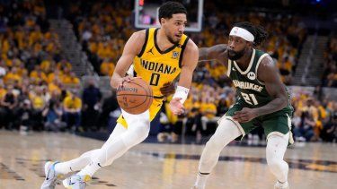 Tyrese Haliburton (0), de los Pacers de Indiana, encara la marca defensiva de Patrick Beverley (21), de los Bucks de Milwaukee, durante el Juego 6 de la serie de playoffs de primera ronda del baloncesto de la NBA, el jueves 2 de mayo de 2024, en Indianápolis.