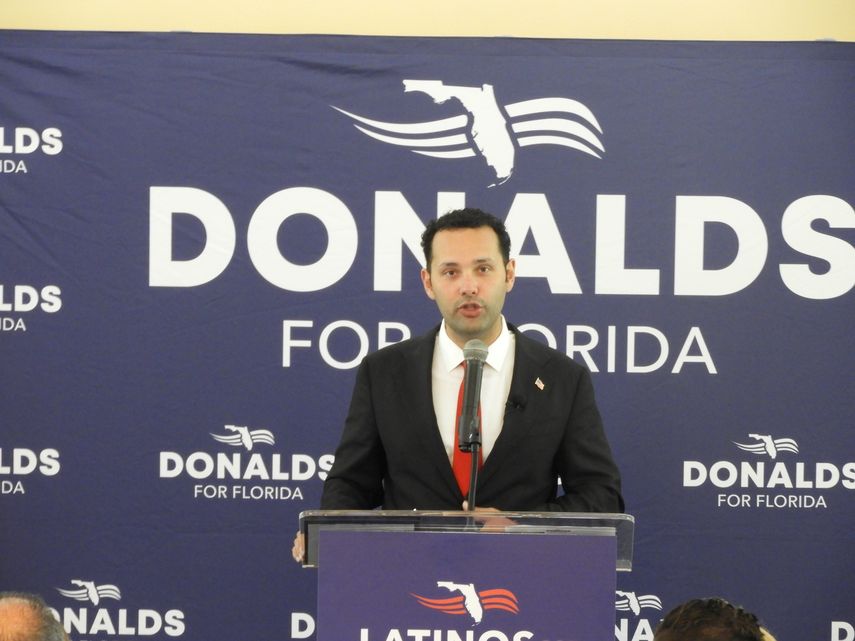 Bryan Calco, alcalde de Hialeah, hace campaña por en favor del candidato a gobernador Byron Donalds. 