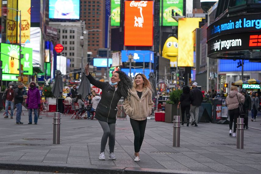 Peatones posan para fotos en Times Square, Nueva York, el 15 de noviembre del 2021.