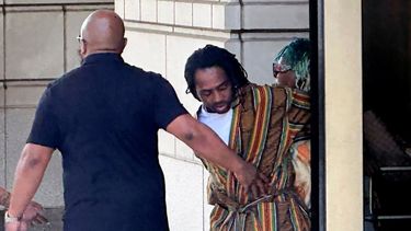 El concejal Trayon White, Sr., centro, del Distrito de Columbia, sale de una corte federal tras su audiencia inicial, el lunes 19 de agosto de 2024 en Washington.&nbsp;