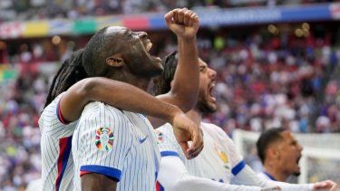 Randal Kolo Muani de Francia y sus compañeros de equipo celebran el primer gol de su equipo durante un partido de octavos de final entre Francia y Bélgica en la Eurocopa 2024 en Düsseldorf, Alemania, el lunes 1 de julio de 2024.&nbsp;