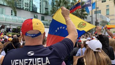 Decenas de venezolanos protestaron frente al Consulado de Venezuela en Miami.&nbsp;