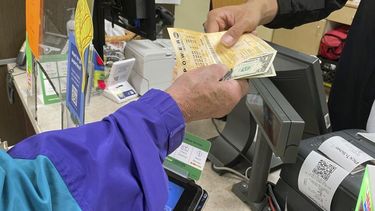 Jugadores se ven tentados y compran boletos del Powerball.