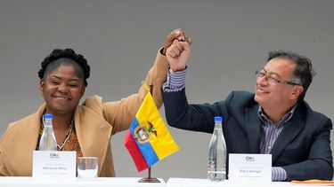 El presidente electo de Colombia, Gustavo Petro, a la derecha, y su vicepresidenta, Francia Márquez, se dan la mano durante una ceremonia que certifica su victoria electoral, en Bogotá, Colombia, el jueves 23 de junio de 2022.