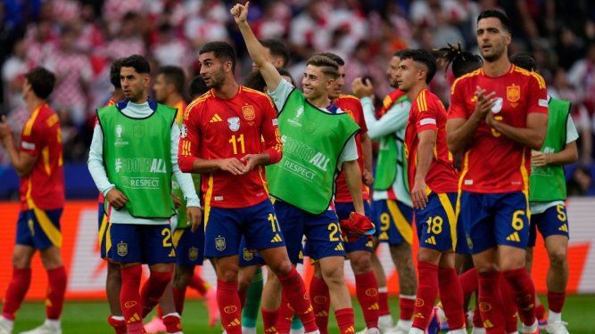 Jugadores de España celebran al final de un partido del Grupo B entre España y Croacia en la Eurocopa 2024 en Berlín, Alemania, el sábado 15 de junio de 2024.