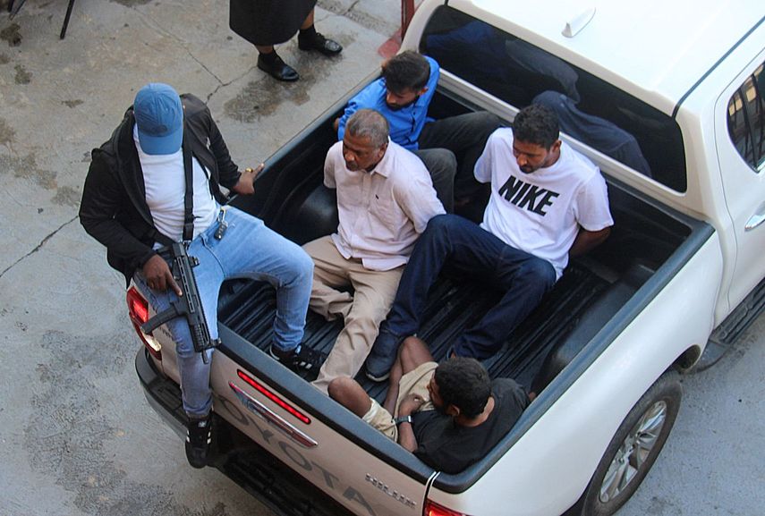 &nbsp;Un miembro de la policía de Guyana escolta a presuntos ciudadanos venezolanos a un juzgado en Georgetown, Guyana, el 5 de noviembre de 2025. El presidente de Guyana, Irfaan Ali, calificó de «acto de terrorismo» el reciente ataque con explosivos perpetrado por un ciudadano venezolano en la capital, en medio de la creciente tensión entre Guyana y Venezuela.