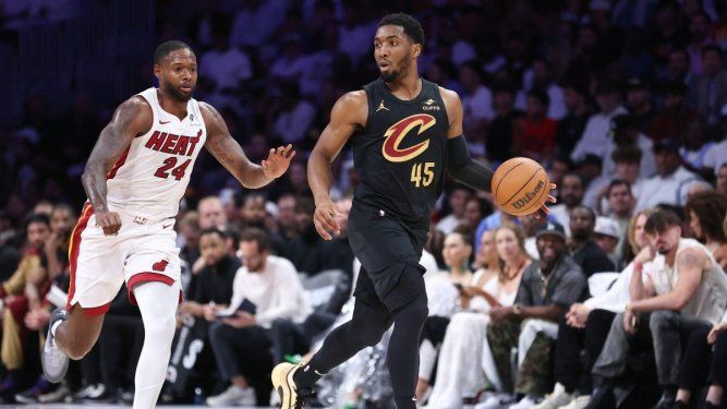 Donovan Mitchell #45 de los Cleveland Cavaliers dribla el balón contra el Miami Heat durante el primer cuarto del cuarto partido de la primera ronda de los playoffs de la NBA de la Conferencia Este en el Kaseya Center el 28 de abril de 2025 en Miami, Florida.