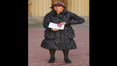 En esta foto de archivo tomada el 20 de octubre de 2010, la artista portuguesa Paula Rego posa con su DBE (Dama Comandante de la Orden del Imperio Británico), luego de que la reina Isabel II la otorgara durante una ceremonia de investidura en Buckingham.