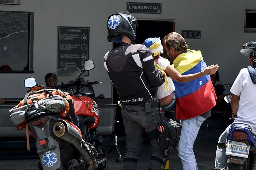 Momento en el que ingresa la víctima, sin signos vitales, al centro médico.