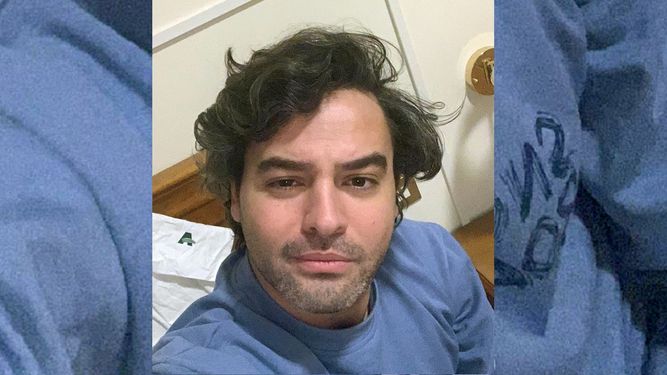 Andrea Napoli, de 33 a&ntilde;os, se toma una selfie&nbsp;mientras se recupera del coronavirus COVID-19, en Roma, el domingo 29 de marzo de 2020.