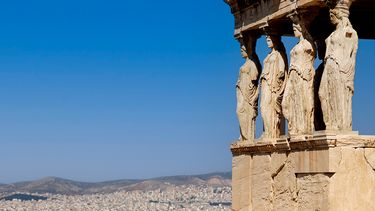 El Erecteón, con la célebre tribuna de las Cariátides, originales en Museo de la Acrópolis.