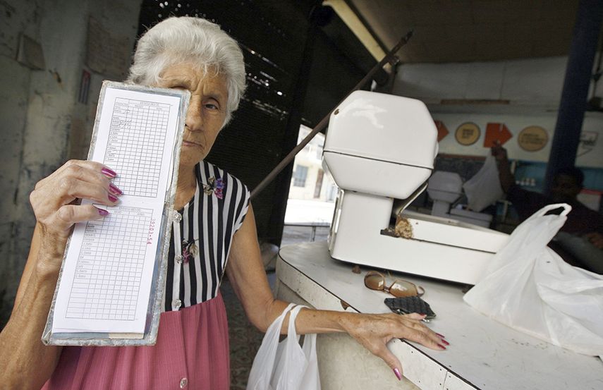Mensualmente el Estado vende por la libreta de racionamiento una reducida canasta básica. (EFE)