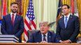 El vicepresidente JD Vance y el secretario de Estado Marco Rubio rodeando al presidente Donald Trump en la Oficina Oval de la Casa Blanca el 27ABR26.