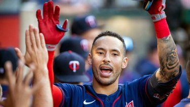Carlos Correa, de los Mellizos de Minnesota, festeja en la cueva luego de conectar un jonrón ante los Angelinos de Los Ángeles, el sábado 13 de agosto de 2022.