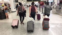 Pasajeros transitan por el Aeropuerto Internacional de Miami. Pasajeros transitan por el Aeropuerto Internacional de Miami.