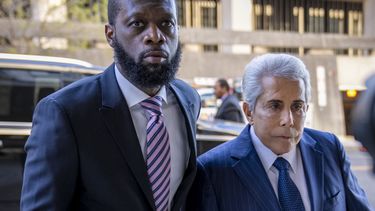 El rapero Prakazrel Pras Michel, integrante del grupo de hip hop de la década de 1990 Fugees, acompañado por el abogado defensor David Kenner, llega a una corte federal para su juicio por asociación delictuosa para fraude financiero relacionado con política el 30 de marzo de 2023, en Washington.
