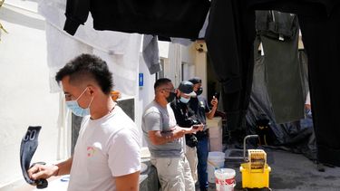 Juan es uno de los colombianos que tiende su ropa para que se seque en un albergue para migrantes en Tijuana, México.