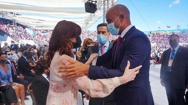 Enviado de Maduro saluda a Cristina Kirchner durante toma de posesión en Tegucigalpa. Gabriela Chávez (atrás izq.) observa.&nbsp;