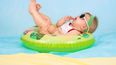 Una bebé disfrutando del verano.