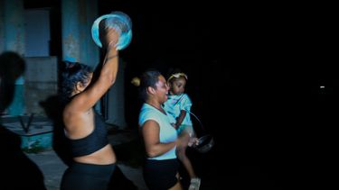 Mujeres salen a las calles cacerola en mano a protestar contra la dictadura de Miguel Díaz-Canel exigiendo el restablecimiento de la luz. 