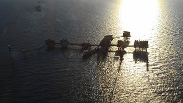 Vista de varias plataformas petroleras en el Golfo de México.