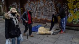 Juan Gana, de 45 años, recoge sus pertenencias luego de despertarse tras pasar la noche en una calle de Buenos Aires, Argentina. Lunes 8 de Agosto de 2022. Juan, quien durante cuatro años trabajó como zapatero vive en la calle, donde sobrevive cuidando los autos.