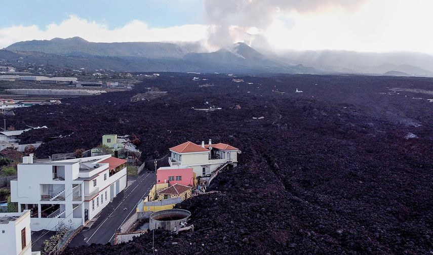 En esta imagen se aprecia la presencia de lava solidificada del volcán en La Palma, que engulló viviendas y carreteras y dañó a otras.