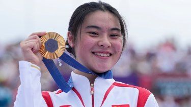 Deng Yawen, de China, posa con la medalla de oro tras ganar la prueba femenina del BMX freestyle de los Juegos Olímpicos, el miércoles 31 de julio de 2024, en París, Francia.
