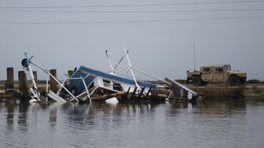 Un auto de la Guardia Nacional de EEUU permenece junto a una casa bote destruida por el hurac&aacute;n Laura en&nbsp;Hackberry, Louisiana, el 28 de agosto de 2020.