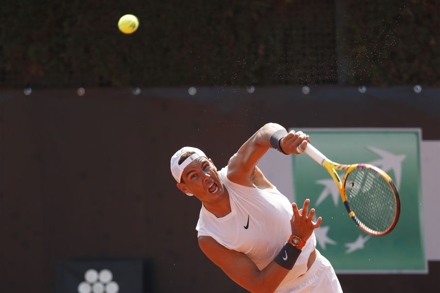 Rafael Nadal practica su saque para el torneo de tenis en Roma, su primero en seis meses por la pandemia del coronavirus