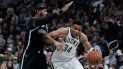 Giannis Antetokounmpo (34), de los Bucks de Milwaukee, es defendido por James Johnson, de los Nets de Brooklyn, durante la primera mitad del juego de la NBA, el martes 19 de octubre de 2021 Giannis Antetokounmpo (34), de los Bucks de Milwaukee, es defendido por James Johnson, de los Nets de Brooklyn, durante la primera mitad del juego de la NBA, el martes 19 de octubre de 2021