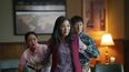 En esta imagen proporcionada por A24, de izquierda a derecha, Stephanie Hsu, Michelle Yeoh y Ke Huy Quan en una escena de, Everything Everywhere All At Once. La película lidera la lista de nominaciones a los Premios Óscar.