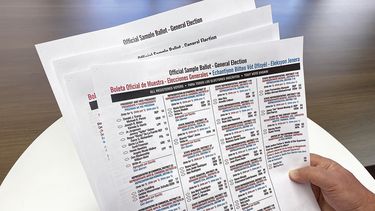 Vista parcial de una copia sin valor de boleta electoral Miami-Dade 2020.