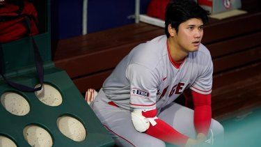 Shohei Ohtani, de los Angelinos de Los Ángeles, sentado en el dugout previo al partido de béisbol en contra de los Filis de Filadelfia, el martes 29 de agosto de 2023, en Filadelfia. 