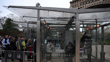 Los visitantes esperan en fila para visitar la Torre Eiffel, ya que el sitio estuvo cerrado y luego volvió a abrir después de que se reportara un incendio en París, el 24 de diciembre de 2024.