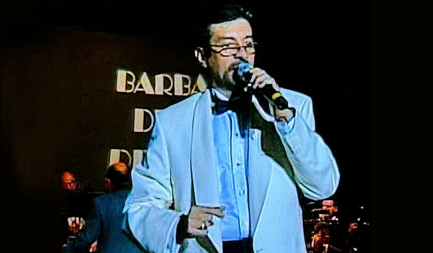 Israel Kantor, junto la orquesta Tropicana All Star, interpreta una buena parte del repertorio de Benny Moré.
