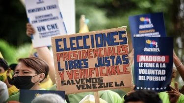 Simpatizantes del opositor venezolano, Juan Guaidó, llevan un cártel exigiendo elecciones libres en el país.