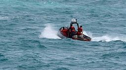 Un buque de la Guardia Costera llegó al lugar de los hechos y logró rescatar al propietario de la embarcación, su mujer y los dos hijos. (Archivo)