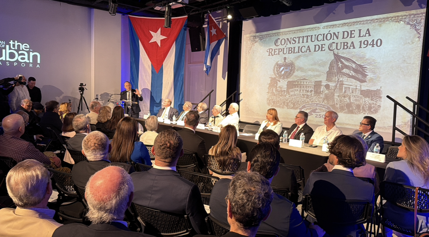 Panelistas durante el debate político en el foro.