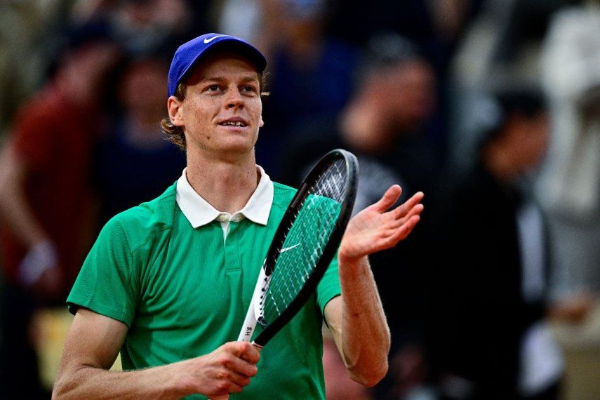 El italiano Jannik Sinner celebra su victoria sobre el kazajo Alexander Bublik al final de su partido de cuartos de final individual masculino en el día 11 del torneo de tenis Abierto de Francia en la cancha Philippe-Chatrier, el 4 de junio de 2025.&nbsp;