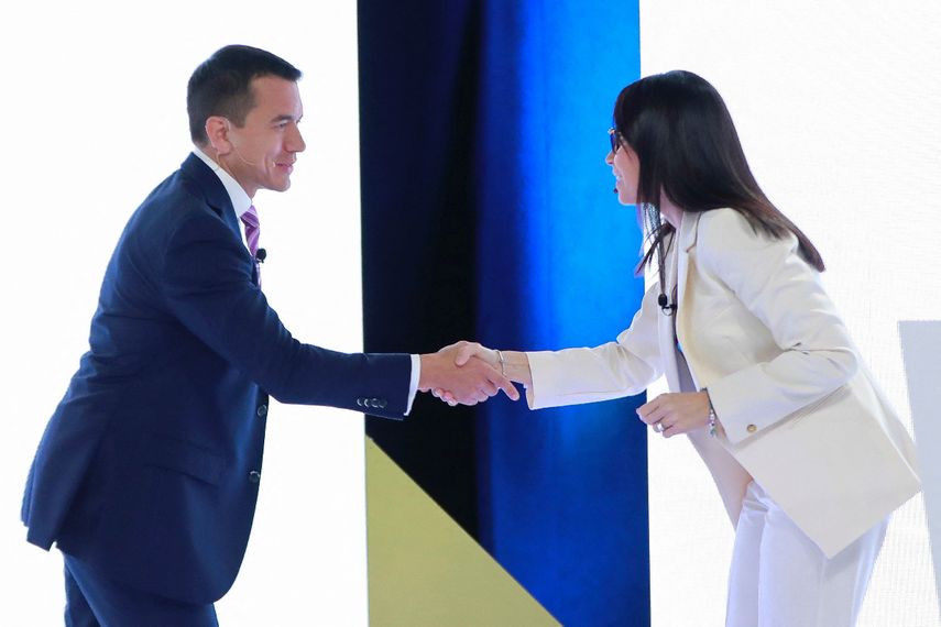 Candidatos ecuatorianos durante el debate del 1 de octubre 2023