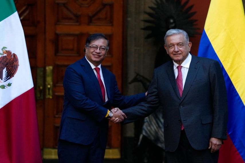 El presidente de México, Andrés Manuel López Obrador, a la derecha, y el presidente de Colombia, Gustavo Petro, se dan la mano durante una ceremonia de bienvenida en el Palacio Nacional de la Ciudad de México.