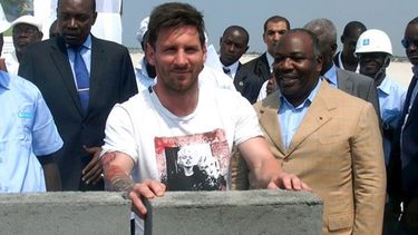 Messi puso la primera piedra del estadio de Port-Gentil (EFE)