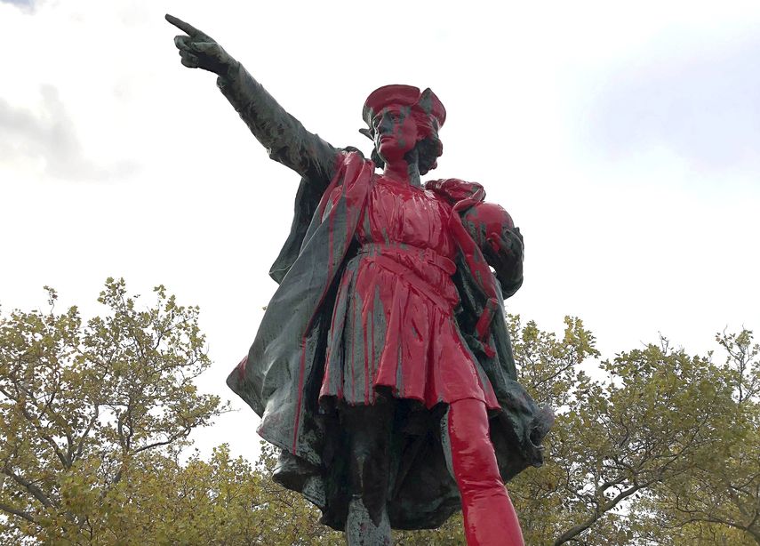 Pintura roja cubre la estatua de Cristobal Col&oacute;n el lunes, 14 de octubre del 2019, en Providence, Rhode Island, vandalizada en ocasi&oacute;n del d&iacute;a que lleva su nombre.&nbsp;