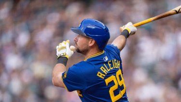 Cal Raleigh #29 de los Marineros de Seattle batea un elevado de sacrificio ante el lanzador abridor José Soriano #59 de los Angelinos de Los Ángeles para impulsar a JP Crawford #3 durante la primera entrada de un juego en el T-Mobile Park el 31 de mayo de 2024 en Seattle, Washington. 