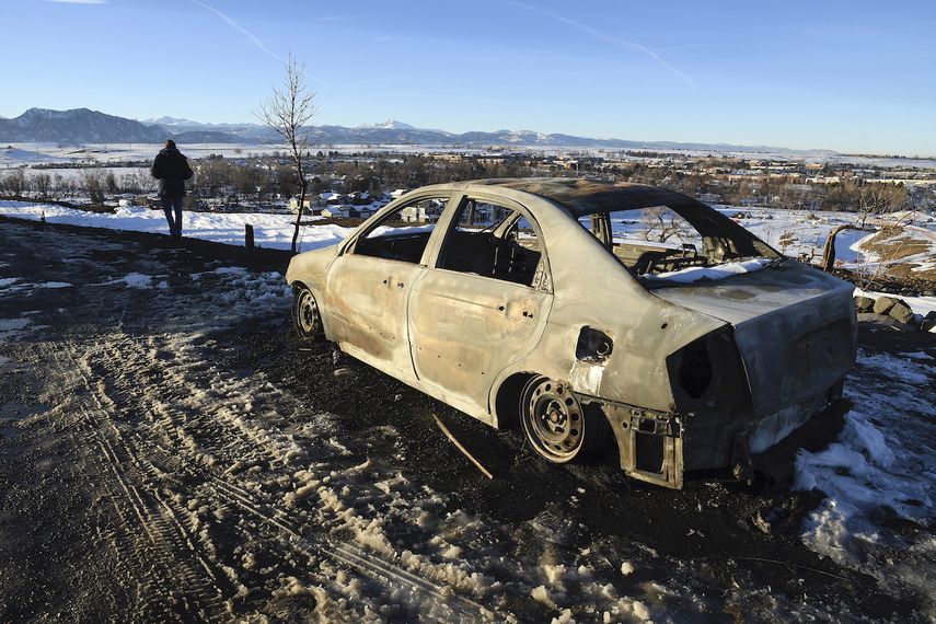 Los restos de un auto consumido por las llamas están abandonados cerca de la comunidad de Superior, Colorado, el domingo 2 de enero de 2022.&nbsp;