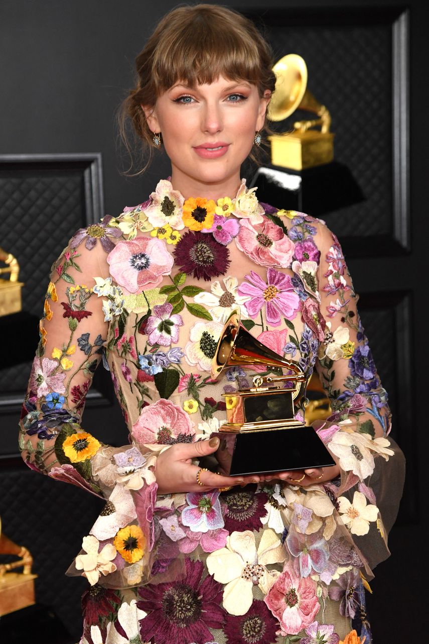 En esta foto cortesía de The Recording Academy, la cantante y compositora estadounidense Taylor Swift, ganadora del premio Álbum del año por Folklore, posa en la sala de prensa durante la 63 entrega anual de los Grammy en el Centro de Convenciones de Los Angeles el 14 de marzo de 2021. &nbsp;