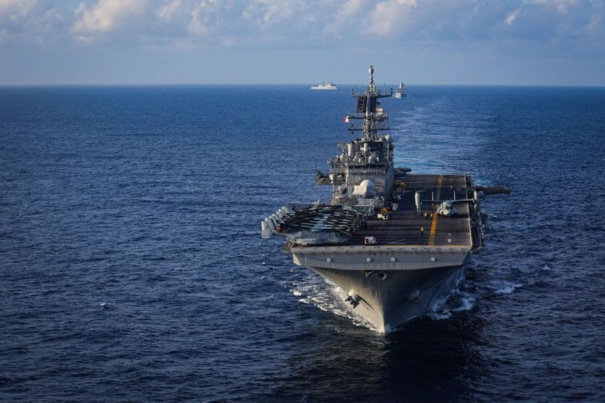 La Marina de Estados Unidos publicó nuevas fotografías que muestran al Grupo Anfibio de Iwo Jima (ARG) navegando en formación y realizando operaciones de vuelo durante el despliegue en el Mar Caribe como una demostración de fuerza contra los cárteles de la región.
