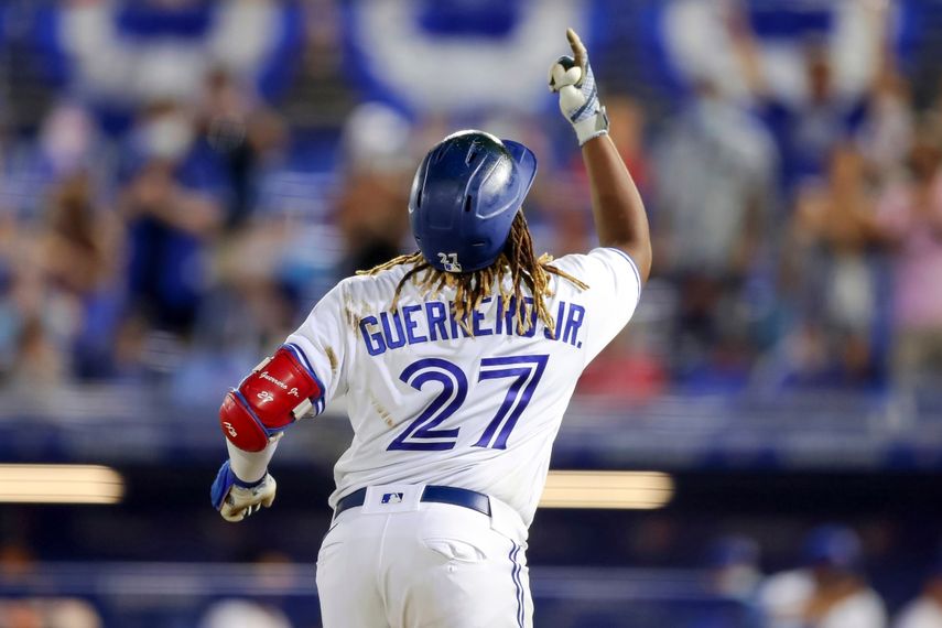 El dominicano Vladimir Guerrero Jr., de los Azulejos de Toronto, festeja su paso por la tercera base después de disparar su tercer jonrón contra los Nacionales de Washington en la séptima entrada del partido en Dunedin, Florida, el martes 27 de abril de 2021